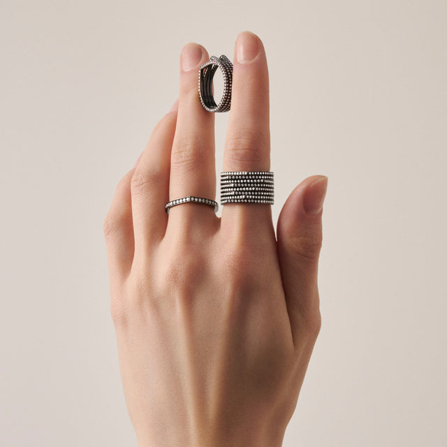 1 row ring in black gold 18 carat paved with diamonds